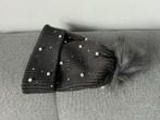 Grijze muts met parels en pompon - One size, Ophalen of Verzenden, Zo goed als nieuw, One size fits all, Hoed