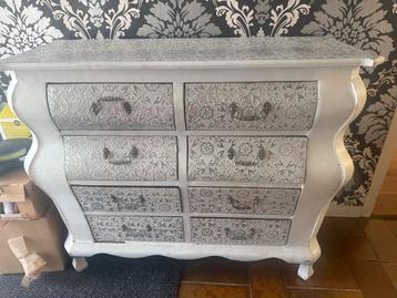 Witte commode met lades beschikbaar voor biedingen
