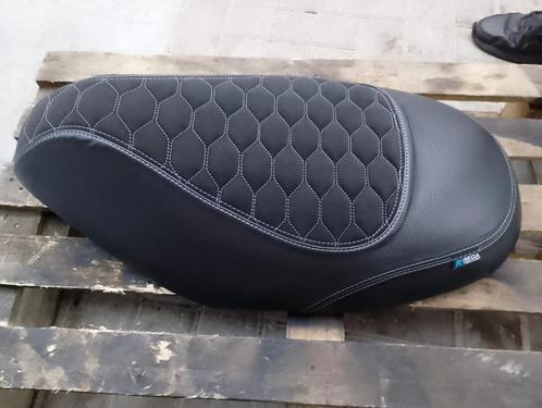 Custom Piaggio Zip Zadel Buddyseat Designo Alcantara Zwart, Fietsen en Brommers, Brommers | Tuning en Styling, Zo goed als nieuw
