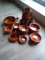 TAPAS SERVIES. BRUIN AARDEWERK, NIEUWSTAAT., Ophalen of Verzenden, Overige stijlen, Aardewerk, Schaal of Schalen