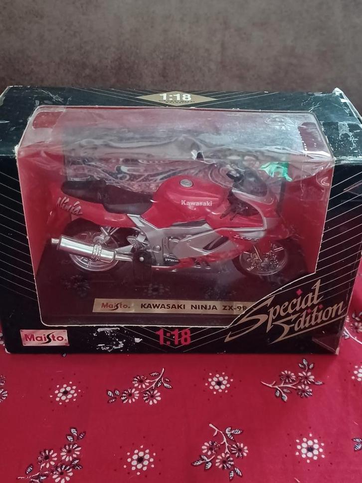 Kawasaki ninja motor maisto special edition, Hobby en Vrije tijd, Modelauto's | 1:18, Zo goed als nieuw, Motor, Maisto, Ophalen of Verzenden
