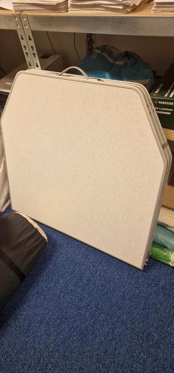 Handige Opklaptafel met Ondernet beschikbaar voor biedingen
