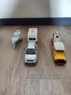 2 speelgoed auto's met 1 caravan en 2 boten., Ophalen, Gebruikt