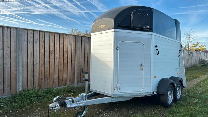 Humbaur Xanthos 2400 paardentrailer met zadelkamer, Dieren en Toebehoren, Paarden en Pony's | Dekens en Dekjes, Zo goed als nieuw