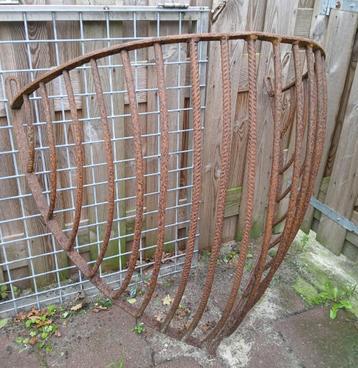 Mooie grote hooi ruif  beschikbaar voor biedingen