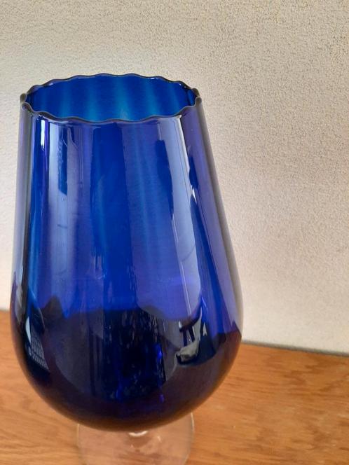 Blauwe empoli optisch geblazen vaas op voet., Antiek en Kunst, Antiek | Glas en Kristal, Ophalen of Verzenden