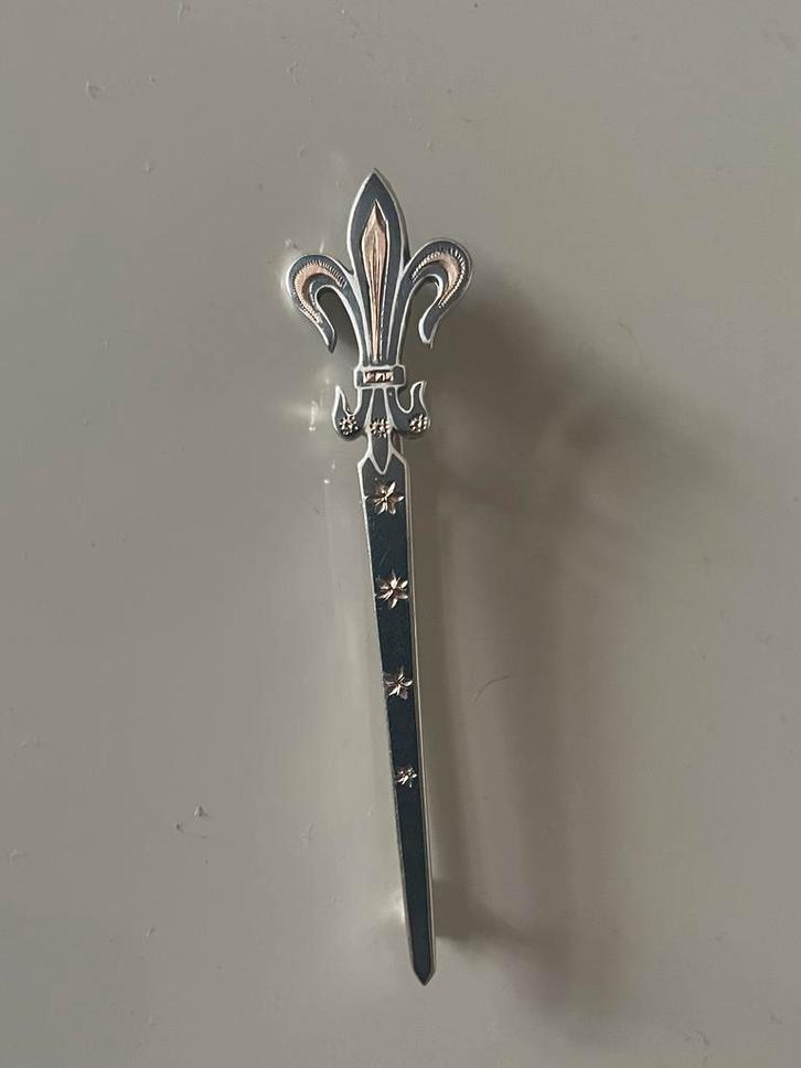 Zilveren staafbroche met Niello, Fleur de Lis, Sieraden, Tassen en Uiterlijk, Broches, Gebruikt, Zilver, Zilver, 4 tot 7 cm, Ophalen of Verzenden