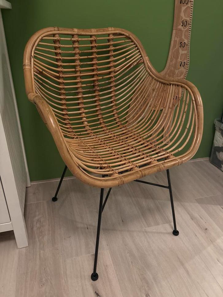 Rotan Kuipstoel met Zwart Onderstel, Huis en Inrichting, Stoelen, Zo goed als nieuw, Eén, Riet of Rotan, Zwart, Ophalen