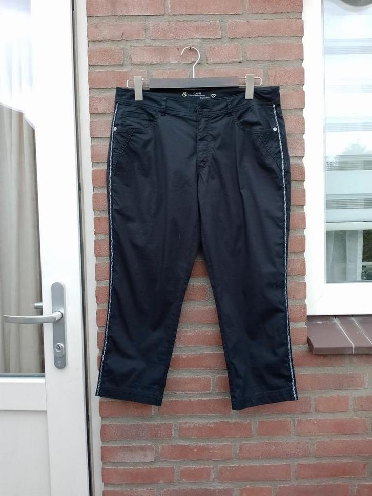 Nieuw! Mooi capri van Bonita, 40 bewerkt met bies, Kleding | Dames, Broeken en Pantalons, Nieuw, Maat 38/40 (M), Zwart, Driekwart