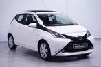 Toyota Aygo 1.0 VVT-i x-wave panodak camera airco navigatie, Auto's, Toyota, Voorwielaandrijving, Stof, Gebruikt, 4 stoelen