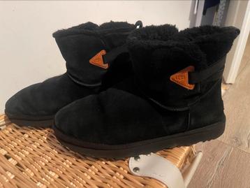 Uggs mini Bailey Flex Zwart met oranje tekentje  beschikbaar voor biedingen