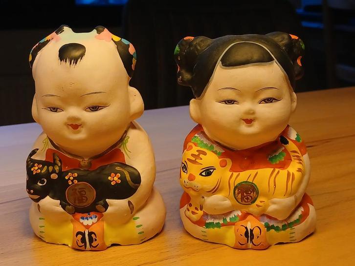 2 handgemaakte Chinese beeldjes, klei, Verzamelen, Beelden en Beeldjes, Ophalen of Verzenden