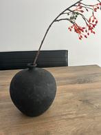Leuke tuit vaas antraciet /zwart blikvanger in landelijk en, Huis en Inrichting, Woonaccessoires | Vazen, Ophalen of Verzenden