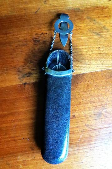 Antieke sterling zilveren chatelaine brillenkoker met bril beschikbaar voor biedingen