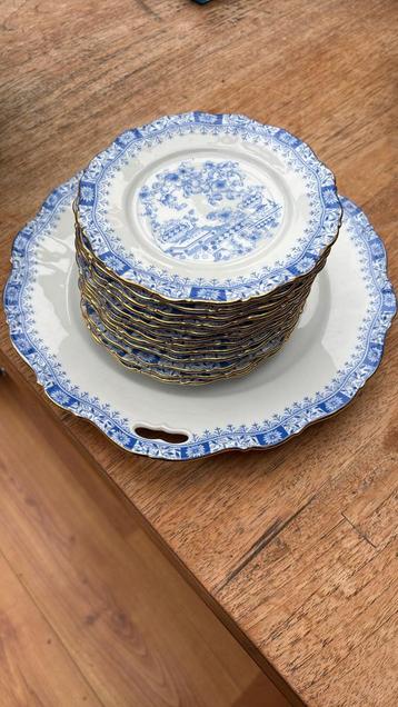 Vintage porseleinen servies beschikbaar voor biedingen
