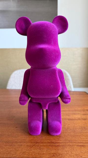 Bearbrick paars fluweel beschikbaar voor biedingen