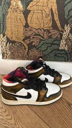 Mooie goudgespoten Jordans, Jongen of Meisje, Schoenen, Ophalen of Verzenden, Zo goed als nieuw