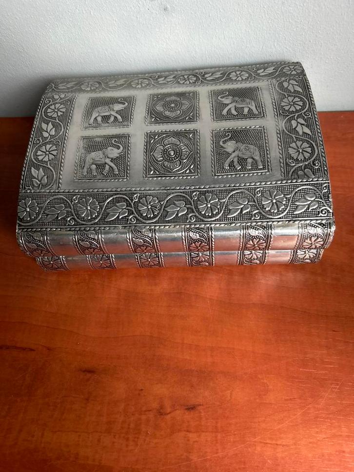 Zilverkleurige sieradendoos met olifanten, Huis en Inrichting, Woonaccessoires | Kisten, Zo goed als nieuw, Minder dan 50 cm, Metaal