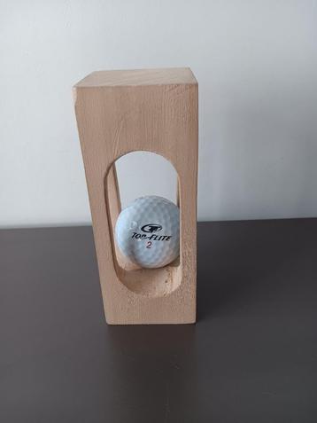 Houten decoratie met golfbal beschikbaar voor biedingen