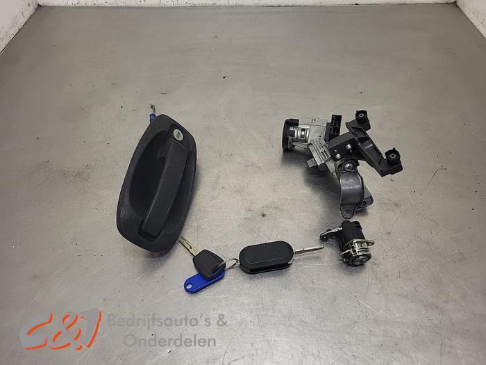 Slotenset van een Fiat Doblo, Auto-onderdelen, Carrosserie en Plaatwerk, Fiat, Gebruikt, 3 maanden garantie, Ophalen of Verzenden