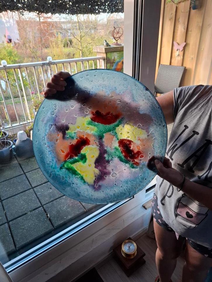 Decoratieve glazen schaal met kleurrijk Royal Leerdam., Antiek en Kunst, Antiek | Glas en Kristal, Ophalen of Verzenden