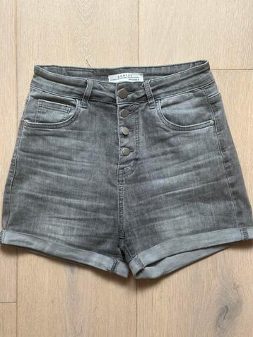 Super mooi jeans short, perfect fit beschikbaar voor biedingen