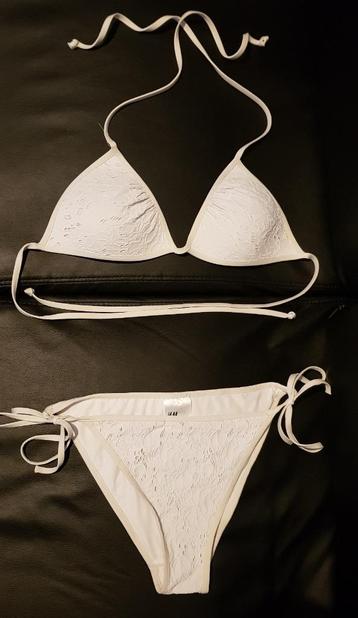 Bikini setje wit met design top maat 38 broekje maat 36 beschikbaar voor biedingen