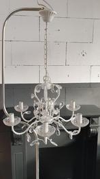 Brocante kroonluchter, 6 kaars, wit metaal en kunststof. S26