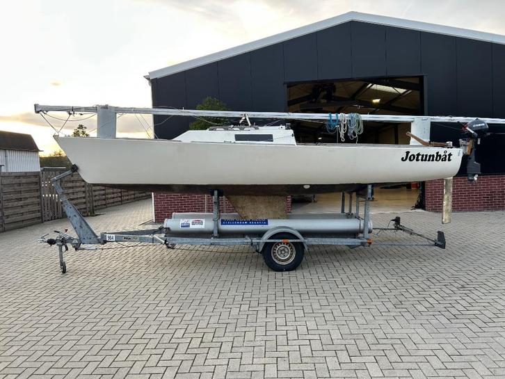 J22 met wegtrailer en Yamaha motor, Watersport en Boten, Open zeilboten, Gebruikt, Overige typen, 6 meter of meer, Polyester, Buitenboordmotor