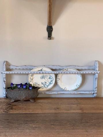 Oud bordenrek beschikbaar voor biedingen