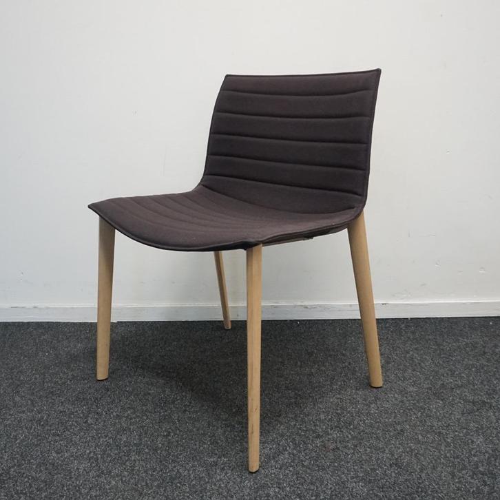 Arper Catifa 53 Design Stoelen | Bruin | Gestoffeerd | Stoel, Huis en Inrichting, Stoelen, Gebruikt, Vijf, Zes of meer stoelen