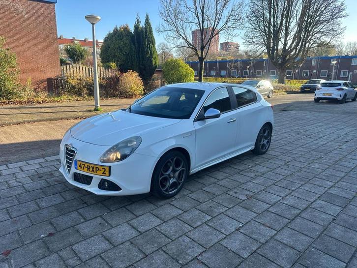 Alfa Romeo Giulietta 1.4 T Distinctive Snow White Black Leat, Auto's, Alfa Romeo, Bedrijf, Te koop, Giulietta, ABS, Airbags, Airconditioning