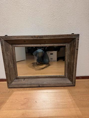 Spiegel met hout beschikbaar voor biedingen