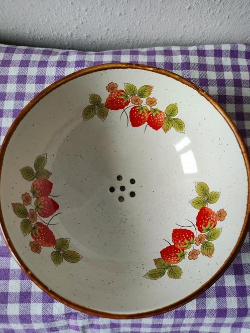 Prachtig vintage vergiet met afbeeldingen van aardbeien, Antiek en Kunst, Antiek | Schalen, Verzenden