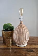 Leuke boho lamp van rotan, Huis en Inrichting, Lampen | Tafellampen, Minder dan 50 cm, Ophalen of Verzenden, Zo goed als nieuw