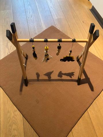 Babygym hout (zwart wit geel) beschikbaar voor biedingen