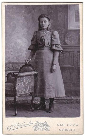CDV - Jonge Vrouw Jurk Stoel Foto Vermeulen Den Haag Utrecht beschikbaar voor biedingen