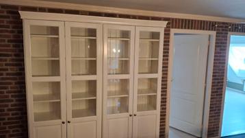 IKEA Kast met Glazen Deuren - Zo Goed Als Nieuw beschikbaar voor biedingen