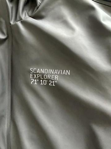 Zwarte Scandinavian Explorer 71º 10’ 21” regenjas. beschikbaar voor biedingen