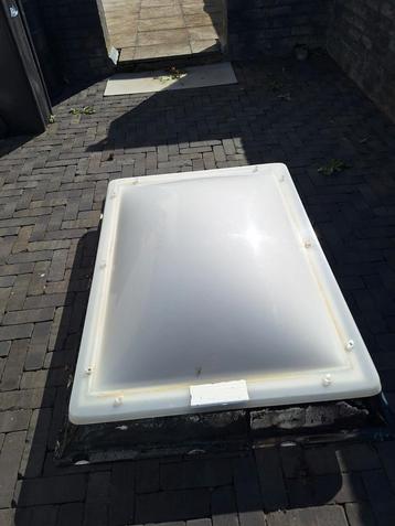 Dubbelwandige lichtkoepel 117,5 cm x 87 cm beschikbaar voor biedingen