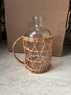 Te koop: glazen vaas/kruik met rieten handvat, Huis en Inrichting, Woonaccessoires | Vazen, Overige kleuren, Nieuw, Ophalen of Verzenden