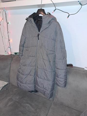 Grijze gewatteerde jas met capuchon beschikbaar voor biedingen