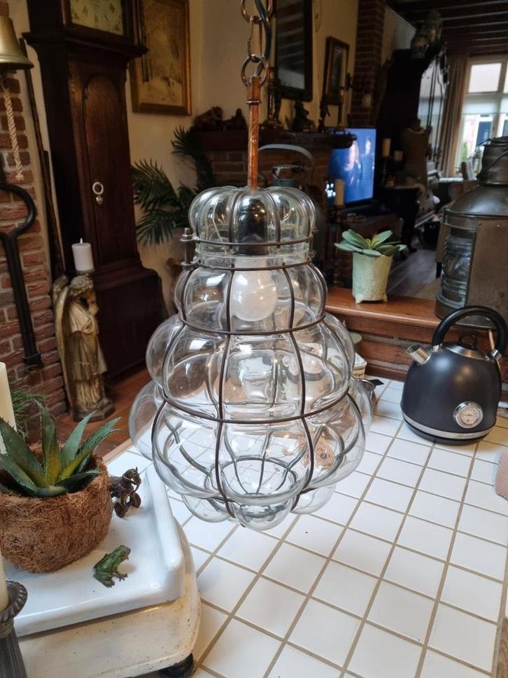 Venetiaanse hanglamp van geblazen glas in een ijzeren kooi, Huis en Inrichting, Lampen | Hanglampen, Zo goed als nieuw, Minder dan 50 cm