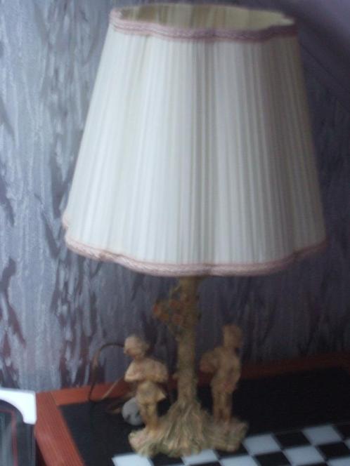 Mooie tafellamp met jongen en meisje en gebloemde voet barok, Huis en Inrichting, Lampen | Tafellampen, Gebruikt, Minder dan 50 cm