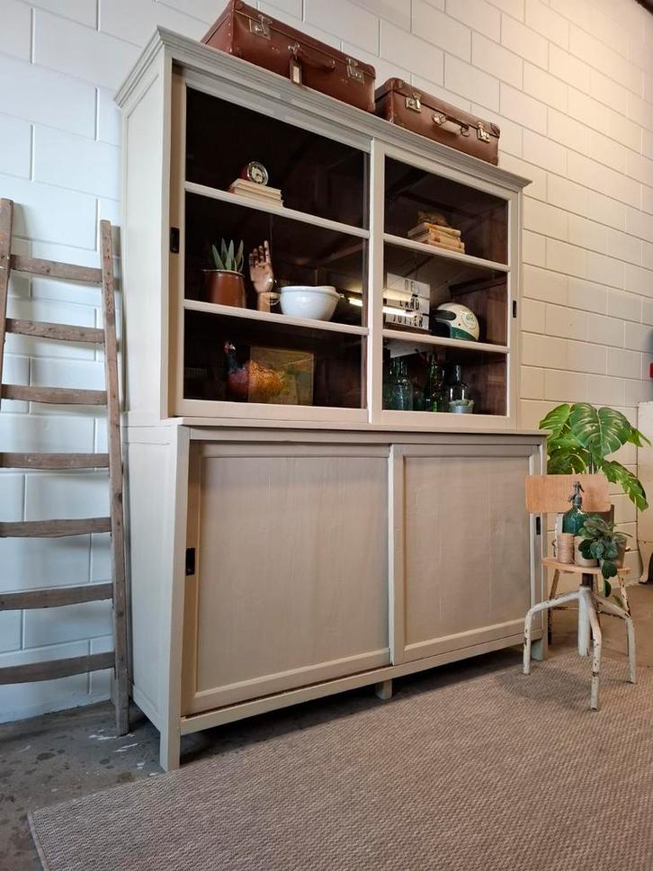 Vintage/Brocante zandkleurige schoolkast, Buffetkast, Huis en Inrichting, Kasten | Buffetkasten, Zo goed als nieuw, 200 cm of meer