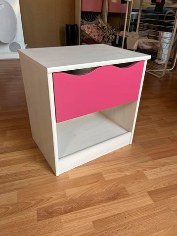 Nachtkastje met roze lade beschikbaar voor biedingen