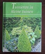Tuinieren in kleine tuinen - Lance Hattat, Boeken, Wonen en Tuinieren, Ophalen of Verzenden, Zo goed als nieuw, Tuinieren en Tuinplanten