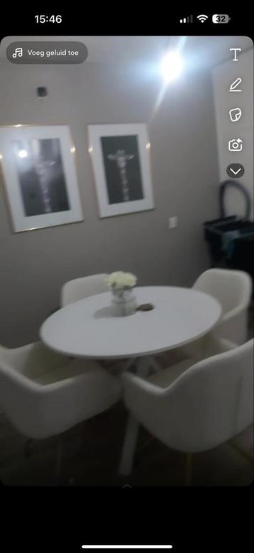 Witte ronde eettafel met 4 stoelen beschikbaar voor biedingen