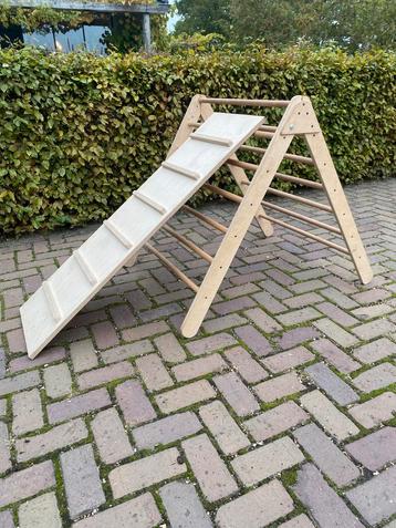 Pikler Driehoek met Glijbaan beschikbaar voor biedingen