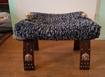 Kameelzadel Bankje / Krukje beschikbaar voor biedingen